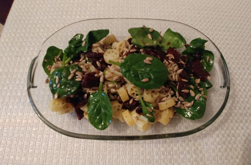 Sałatka makaronowa ze szpinakiem Sałatka makaronowa ze szpinakiem