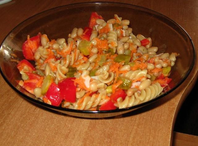 Sałatka makaronowo-fasolowa