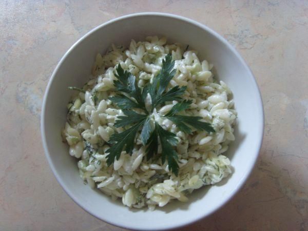 Sałatka makaronowo-ogórkowa