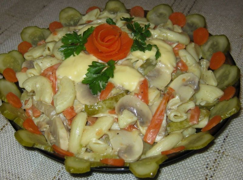 Sałatka makaronowo-pieczarkowa Sałatka makaronowo-pieczarkowa