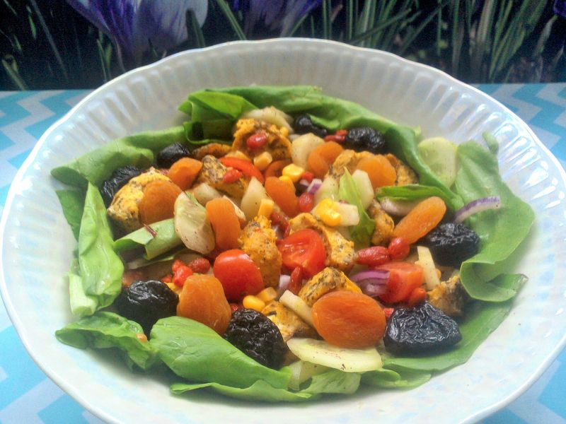 Sałatka masłowa mięsno - owocowa