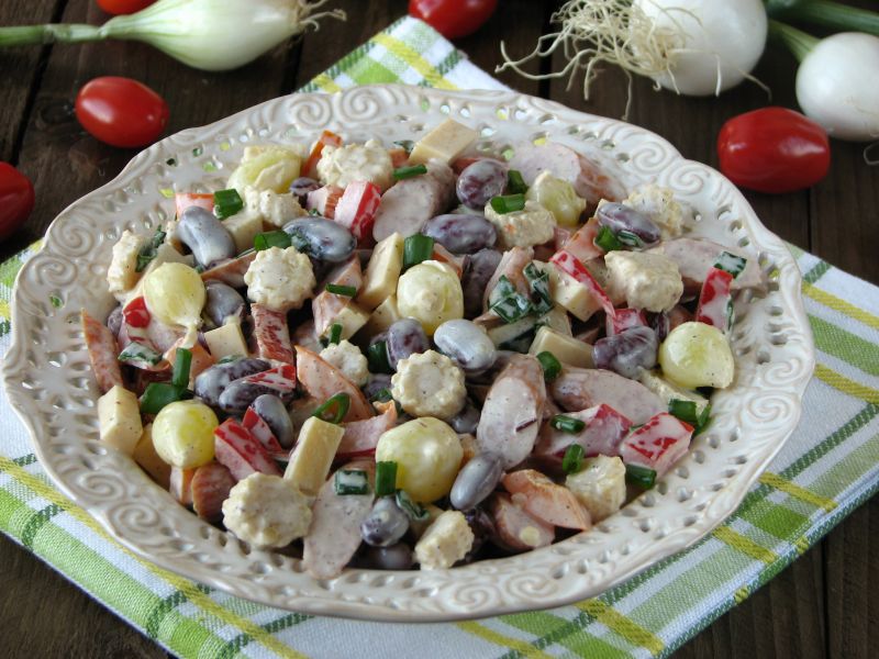 Sałatka meksykańska z kabanosem Sałatka meksykańska z kabanosem