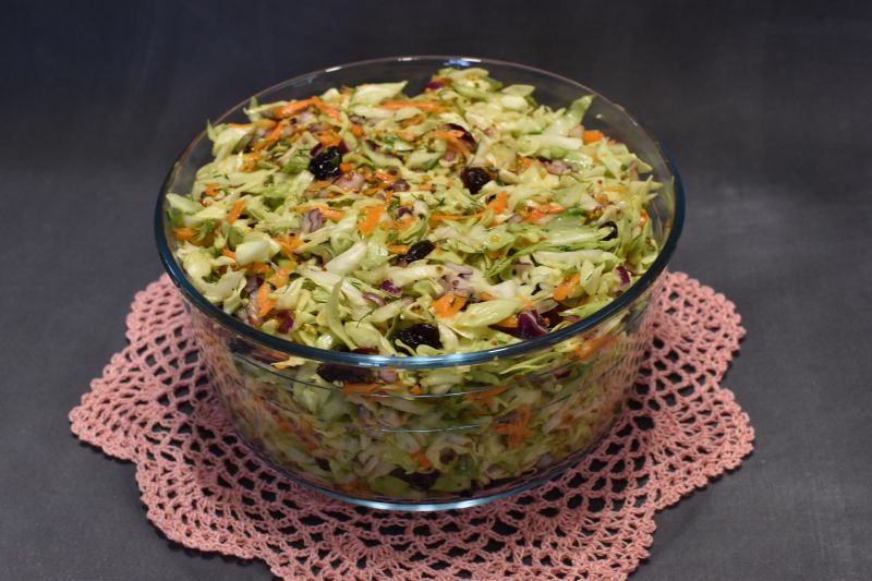 Sałatka młodej kapusty