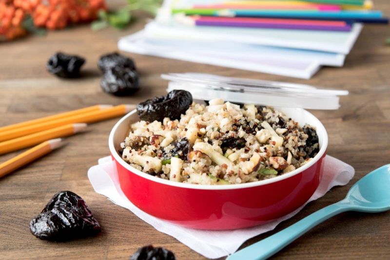 Sałatka z komosy ryżowej, z orzechami, jabłkiem i śliwką kalifornijską