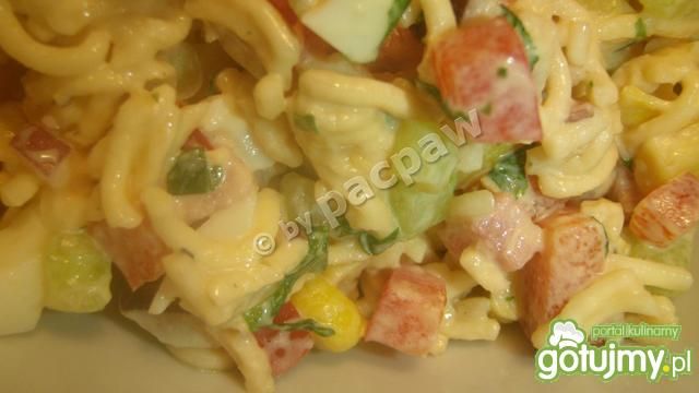 Sałatka na bazie zupek błyskawicznych Sałatka na bazie zupek błyskawicznych