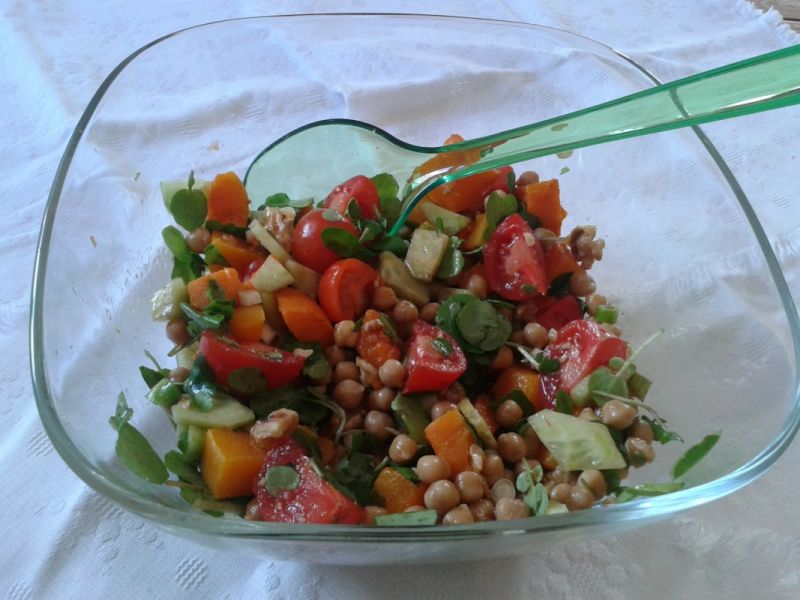 Sałatka na ciepło z batatem i rzeżuchą wodną