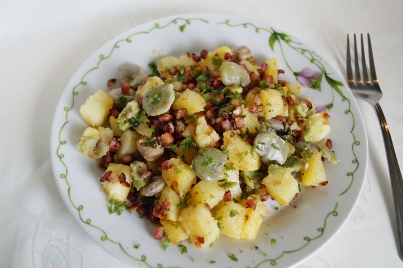 Sałatka na ciepło z boczkiem i bobem