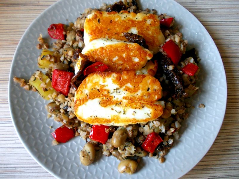 Sałatka na ciepło z grillowanym serem halloumi