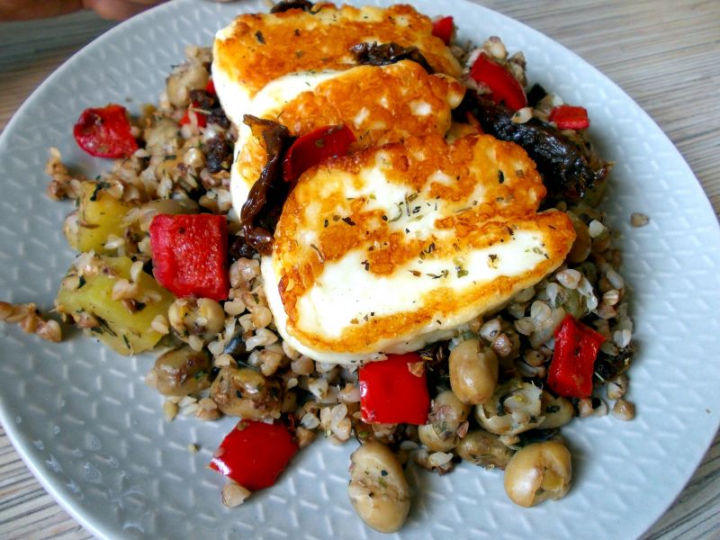 Sałatka na ciepło z grillowanym serem halloumi