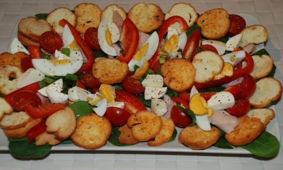 Sałatka na liściach świeżego szpinaku