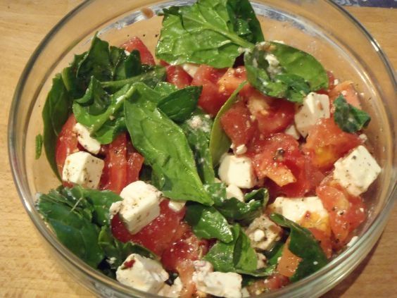 Sałatka na liściach szpinaku Sałatka na liściach szpinaku