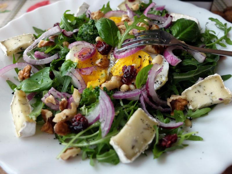 Sałatka na rukoli -z brokułem, jajkiem i bakaliami Sałatka na rukoli -z brokułem, jajkiem i bakaliami