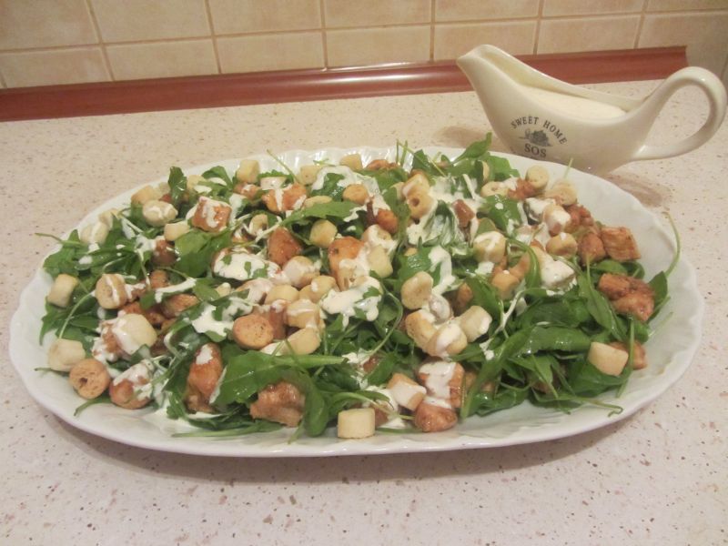 Sałatka na rukoli z grzankami