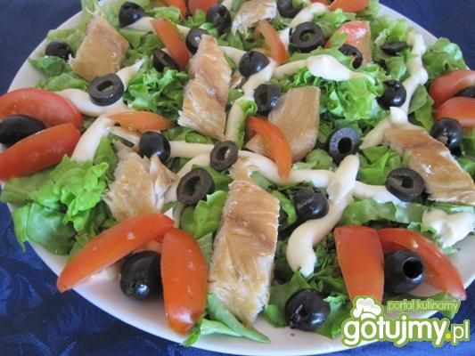 Sałatka na sałacie z makrelą Sałatka na sałacie z makrelą