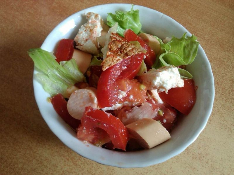 Sałatka na śniadanie z wędzonym białym serem 