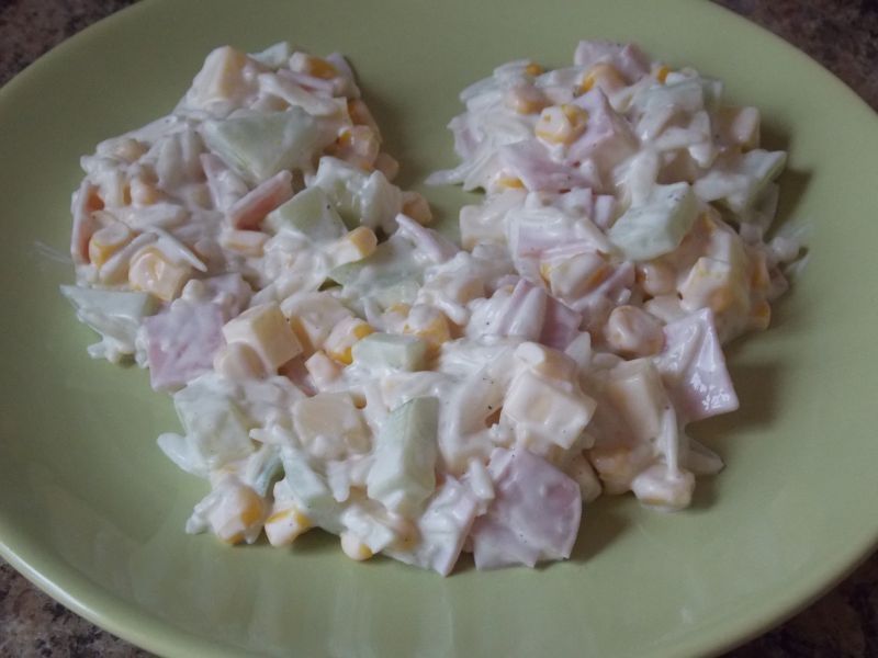 Sałatka na szybko z ryżowym makaronem