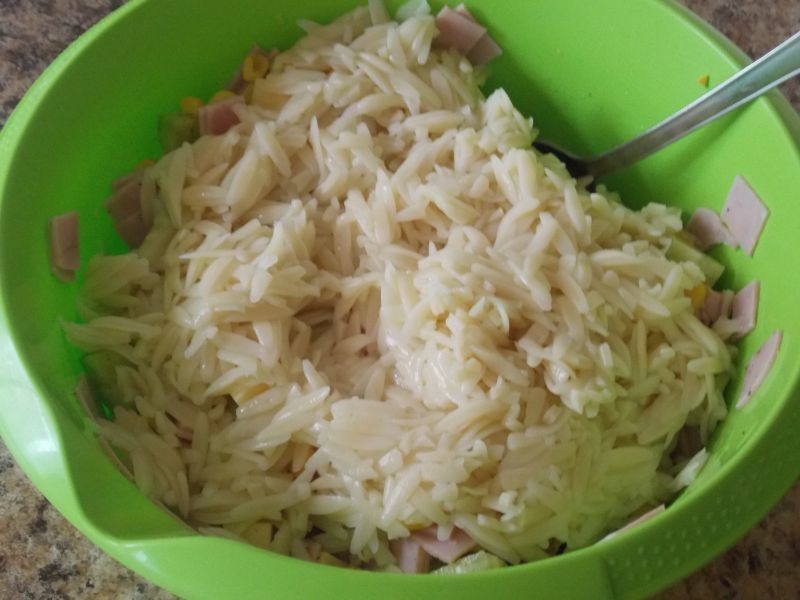 Sałatka na szybko z ryżowym makaronem