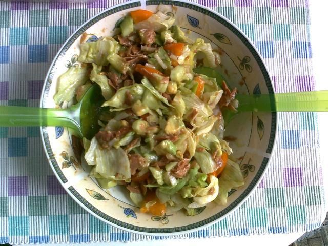 Sałatka na szybko z tuńczykiem Sałatka na szybko z tuńczykiem