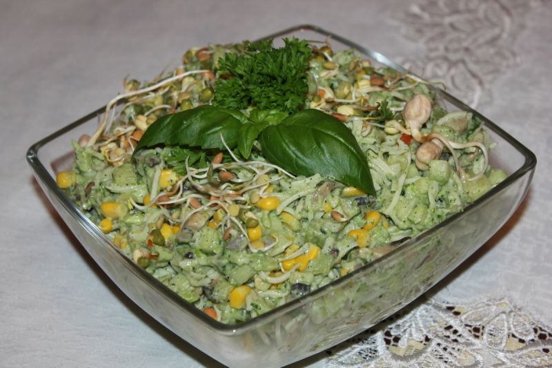 Sałatka na zielono z kiełkami Sałatka na zielono z kiełkami