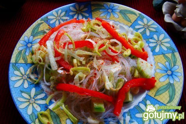 Sałatka nitki z ogórkiem i porem  Sałatka nitki z ogórkiem i porem