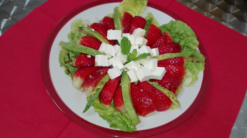 Sałatka nr 7 Truskawki z Feta Dieta 1200 kalorii Sałatka nr 7 Truskawki z Feta Dieta 1200 kalorii