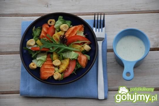 Sałatka obiadowa z grillowanym łososiem