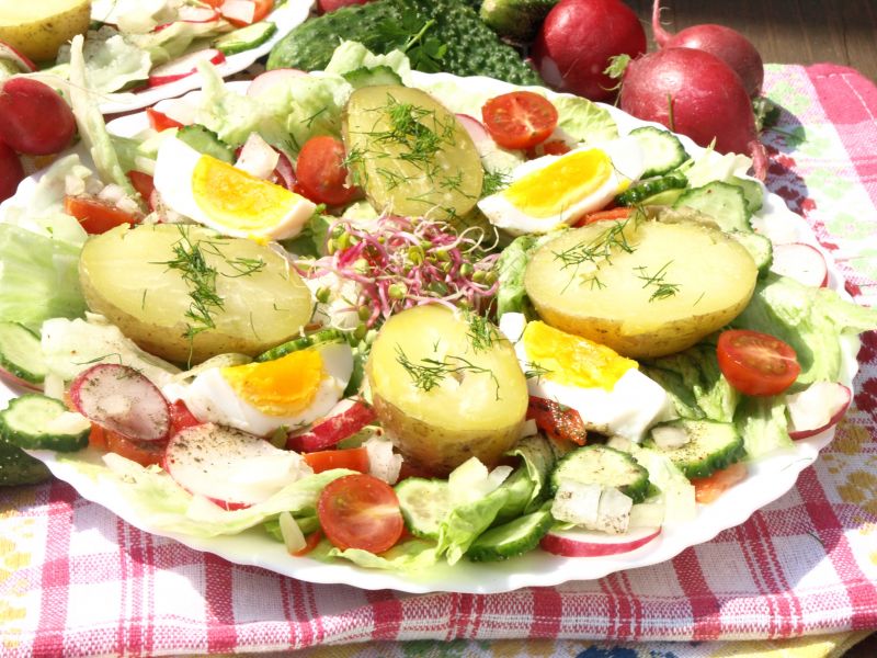 Sałatka obiadowa z jajkiem i młodymi ziemniakami  Sałatka obiadowa z jajkiem i młodymi ziemniakami