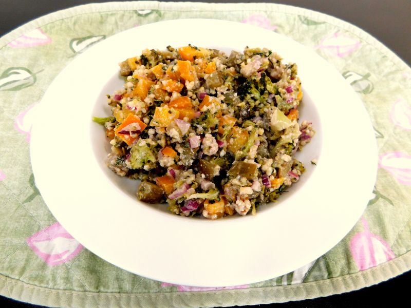 Sałatka obiadowa z ogórkami i żółtą papryką