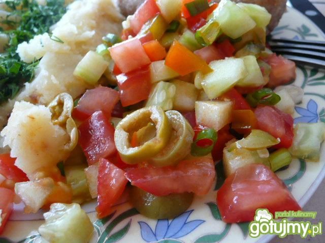 Sałatka obiadowa z oliwką i papryką Sałatka obiadowa z oliwką i papryką