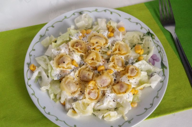 Sałatka obiadowa z pierożkami cappelletti Sałatka obiadowa z pierożkami cappelletti