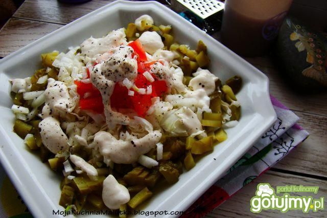 Sałatka obiadowa z sosem chrzanowym 