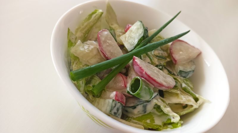 Sałatka obiadowa z sosem czosnkowym