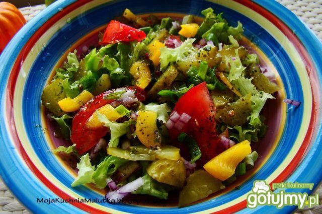 Sałatka obiadowa z sosem koperkowym  Sałatka obiadowa z sosem koperkowym