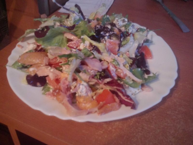 Sałatka obiadowa z wędzonym kurczakiem