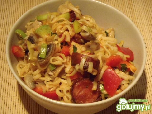 Sałatka obiadowa z zupki chińskiej