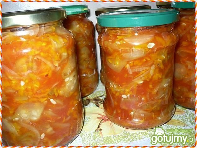 Sałatka ogórkowa w sosie pomidorowym