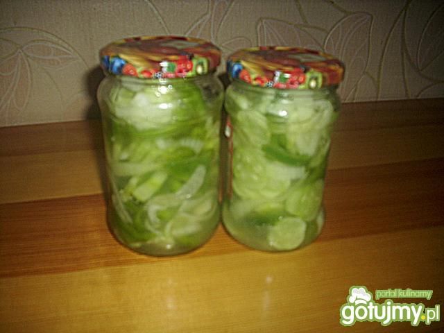 Sałatka ogórkowo-paprykowa na zimę. Sałatka ogórkowo-paprykowa na zimę.