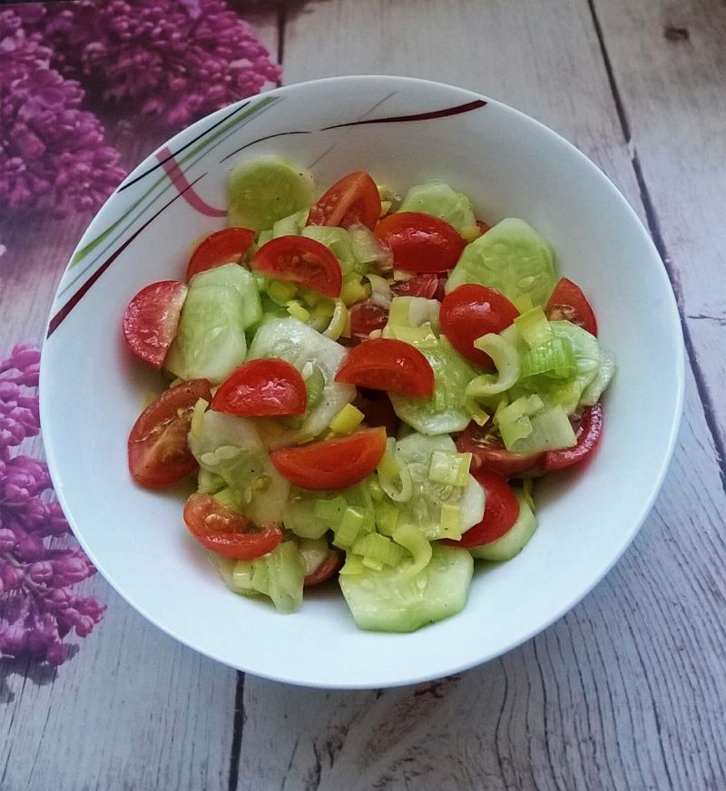 Sałatka ogórkowo - pomidorowa Sałatka ogórkowo - pomidorowa