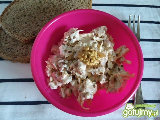 Sałatka orzechowa z kurczakiem