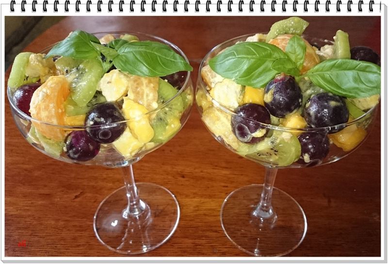 Sałatka owocowa Eli z chałwą Sałatka owocowa Eli z chałwą