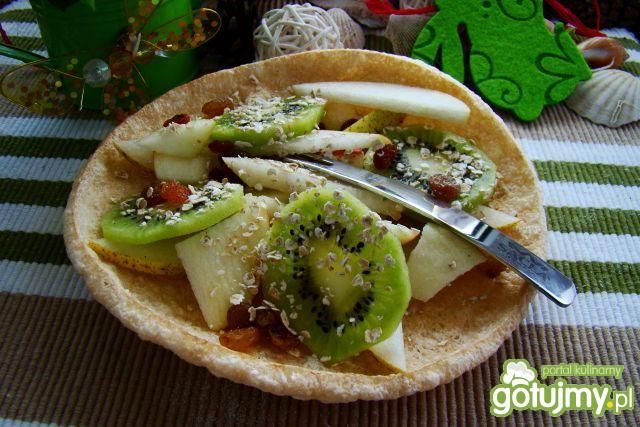 Sałatka owocowa na jadalnym talerzyku 