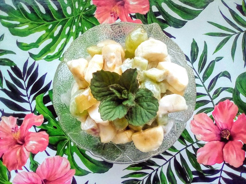 Sałatka owocowa rabarbar, winogrona, banan Sałatka owocowa rabarbar, winogrona, banan