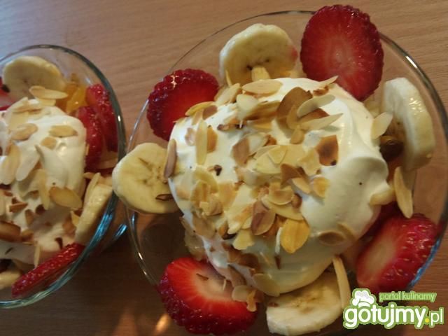 Sałatka owocowa z bitą śmietaną Sałatka owocowa z bitą śmietaną
