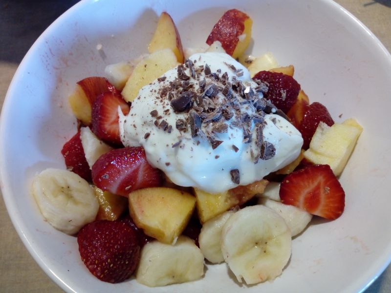 Sałatka owocowa z bitą śmietaną i czekoladą Sałatka owocowa z bitą śmietaną i czekoladą