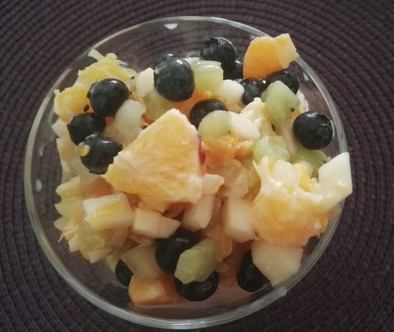 Sałatka owocowa z borówkami