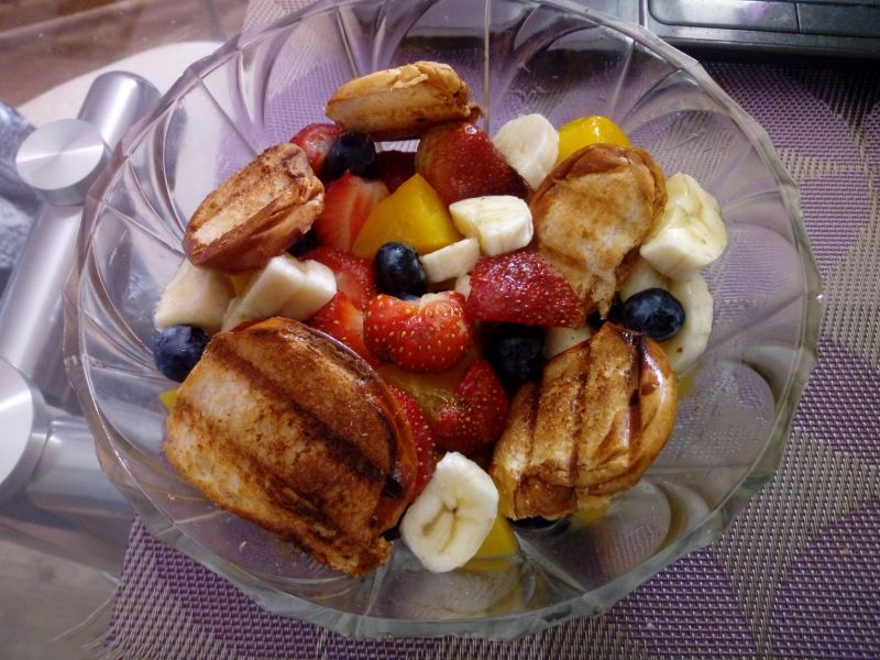 Sałatka owocowa z grzankami