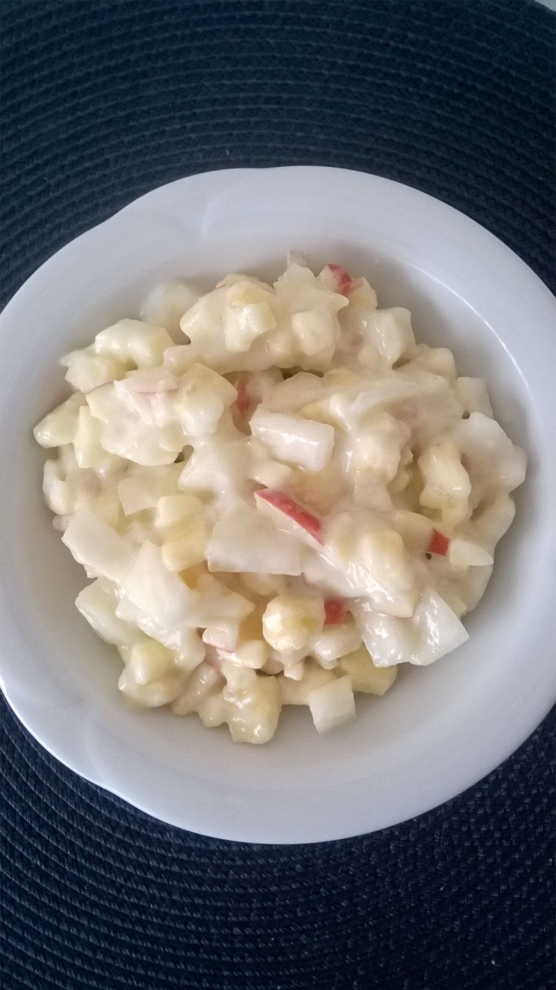 Sałatka owocowa z jabłkiem, bananem i gruszką  Sałatka owocowa z jabłkiem, bananem i gruszką