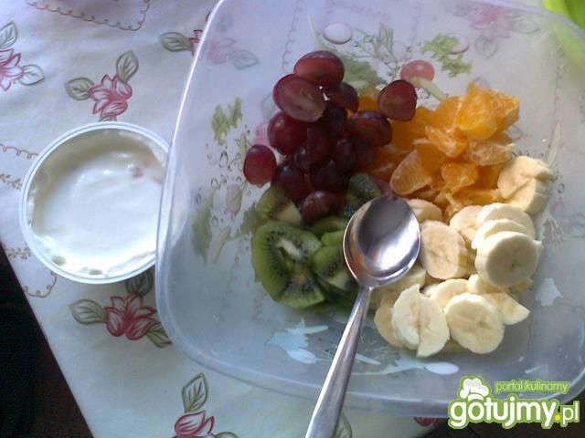 Sałatka owocowa z jogurtem 4