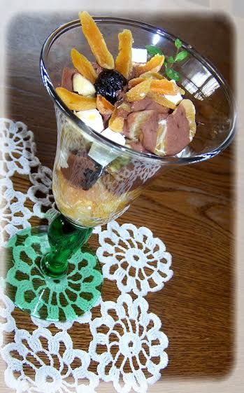 Sałatka owocowa z kosteczką serową. Sałatka owocowa z kosteczką serową.