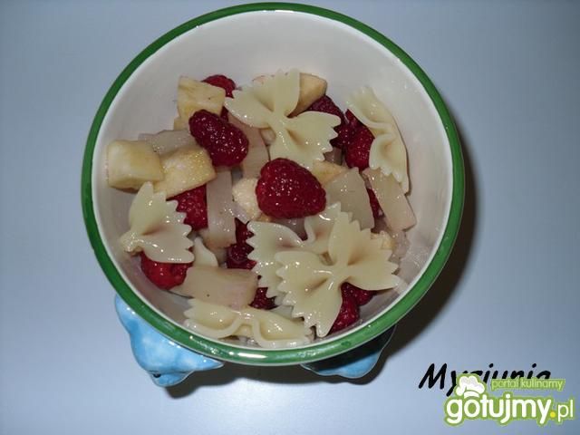 Sałatka owocowa z makaronem